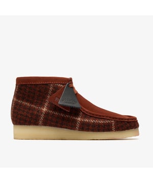 Maak kennis met de Clarks Wallabee™ Boot Harris Tweed Pack, een verfijnde mix van vakmanschap en erfgoedontwerp.

Deze speciale editie laars heeft een rijke roestkleurige Harris Tweed op de zijkanten, aangevuld met luxe suède op de neus, de kraag en de schachtbinding, wat zorgt voor een perfecte balans van textuur en warmte. De laars is afgewerkt met onze klassieke natuurlijke pebble crepe zool, die zorgt voor het kenmerkende comfort onder de voet.

De aandacht voor detail komt tot uiting in drie exclusieve FOB's—Clarks Originals, Wallabee™, en een 200-jarig herdenkings FOB. Voor extra veelzijdigheid wordt de laars geleverd met twee sets veters: een slanke zwarte platte veter en een roestbruine veter met zwart patroon voor een aanpasbare look. Aan de binnenzijde is het iconische Harris Tweed geweven label in de zijkant genaaid, vergezeld van Harris Tweed hangtags, die de authenticiteit en het erfgoed van de materialen weerspiegelen.

Gebouwd met mocassinconstructie, biedt deze Wallabee™ Boot uitzonderlijk comfort en flexibiliteit, terwijl het geweven soklabel van Clarks Originals een laatste vleugje authenticiteit toevoegt.