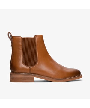 Versatile, classic and oh-so comfortable, Chelsea boot Cologne Arlo 2 ticks every box! Comfort and ease are its top priorities; that’s why it makes use of a moulded Contour Cushion footbed for round-the-clock support and is punctuated with a stretchy insert for easy on/off. Try it with denim and dresses for easy, go-to style.