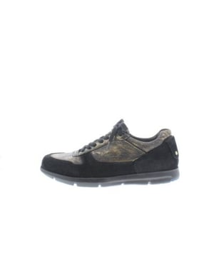 Dit item is nu in de aanbieding in onze online Birkenstock outlet
Deze sportieve damesschoen is uitgevoerd zwart met metallic details. Het voetbed is uitneembaar en zo kun je je eigen opmaat gemaakte zooltje gewoon gebruiken. Deze schoen is geschikt voor de normale tot iets smallere voeten en heeft extra ruimte bij de kleine teen vanwege de natuurlijke pasvorm. De pasvorm is narrow.