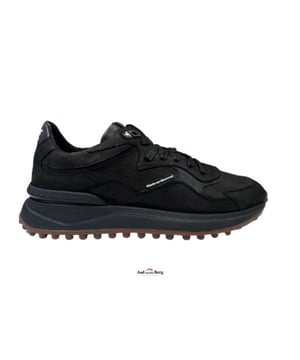 Dit is je kans om de dit topitem uit de laatste collectie van Floris van Bommel in je bezit te krijgen. Ben jij ook Floris van Bommel fan?
Floris van Bommel Noppi 06.71 artikel SFM-10082-10-04 heren sneakers in black uitgevoerd in nubuck.

Deze nieuwe uitvoering van onze Noppi sneaker is uitgevoerd in een opvallend zwart leer met nubuckprint. Het zwarte deel van de noppenzool is vervaardigd uit lichtgewicht Phylon materiaal. Het loopvlak is gemaakt van slijtvast TPU materiaal. De stabilizer achter bij de hiel is voorzien van het Floris van Bommel logo. De binnenkant van de schoen is afgewerkt met kwalitatief hoogwaardige lederen voering en een uitneembaar voetbed.
Materiaal: nubuck
Zool: rubber zool
Voering: leer
Voetbed: Ja
Wijdte: G½