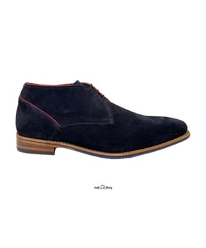 Soms is het tijd om jezelf even te verwennen. Met deze topper van Floris van Bommel lukt dat zeker. Tijdloos en elegant en een hotitem uit de nieuwste collectie van Floris van Bommel.
Floris van Bommel artikel 10673/09
Halfhoge blauwe suède veterschoen met blauwe rubberen zool. De rode accenten geven deze veterboot een casual uitstraling.
Materiaal: suede
Zool: combi zool
Voering: leer
Wijdte: H