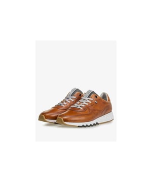Dit is een nette sneaker op een comfortabele lichtgewicht runnerzool. Aan de zijkant van de zool is een typische Floris van Bommel zigzag lijn zichtbaar. Dit zigzagje komt als rubberen inzet ook terug op de hiel van de schoen. Het loopvlak is uitgevoerd in soepel en slijtvast TPU materiaal. De bovenkant van de schoen is gemaakt van semi-plantaardig gelooid leer in een mooie diepe cognac kleur. De lichtgrijze veter geeft de schoen een frisse uitstraling zonder een heel hard contrast te vormen met de schoen. De sneaker is gevoerd met kwalitatief hoogwaardig voeringleer. In de sneaker ligt een comfortabel uitneembaar voetbed dat eventueel te vervangen is voor een eigen voetbed of steunzool.