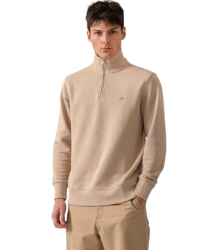 Dieses vielseitige Sweatshirt mit halbem Reißverschluss vereint Komfort und Stil mit einem hochwertigen Mischgewebe aus Baumwolle und Polyester, das perfekt für Übergangswetter geeignet ist. Mit einem kleinen, kunstvoll gestickten GANT-Logo auf der Brust präsentiert es ein dezentes, aber elegantes Design. Der gerippte Saum und die Bündchen kreieren eine maßgeschneiderte Silhouette. Entworfen für eine reguläre Passform, verleiht der halbe Reißverschluss einen Hauch sportlicher Eleganz, während der strapazierfähige Stoff für langfristigen Tragekomfort sorgt. (GANT_SWT_2008005)