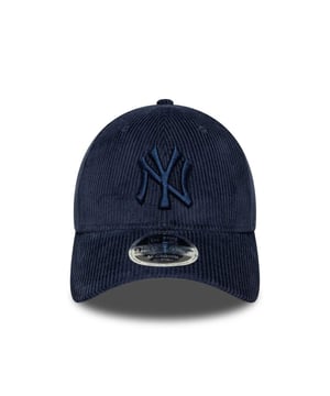 
Stap met vertrouwen de straat op met de stijlvolle en modieuze NEW ERA cord 9forty mc pet in de prachtige kleur donkerblauw. Deze opvallende modeaccessoire staat niet alleen garant voor een coole, eigentijdse look, maar beschermt je ook tegen de elementen zonder aan comfort in te boeten. Of het nu gaat om een casual wandeling door de stad, een fietsritje of gewoon relaxen op het strand, deze pet biedt je een reeks fantastische voordelen. Ten eerste houdt het je hoofd koel en beschermd tegen de zonnestralen. De donkerblauwe kleur blijft trouw aan zijn tint en vervaagt niet snel, ongeacht de omgevingscondities. Ten tweede biedt deze NEW ERA pet je een ongeëvenaard comfort met zijn ademende stof en verstelbare rug, zodat je er urenlang mee kunt genieten zonder een vleugje ongemak. De cord 9forty mc is een perfect voorbeeld van de unieke vakmanschap en innovatieve designfilosofie van NEW ERA. Met zijn gestructureerde zes paneel kroon en voorgevormde klep, zorgt het voor een comfortabele