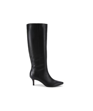 This Carvela Liscio Knee Boot is crafted from a black leather which reaches the knee. The toe is pointed and the heel is in a sleek slim style. Heel height: 3.5cm.