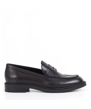 
<p>De Amina van Vagabond is een verfijnde loafer die klassieke elegantie combineert met modern draagcomfort. Deze damesschoenen zijn uitgevoerd in hoogwaardig zwart leer en stralen tijdloze klasse uit. Als veelzijdige dames instappers zijn ze eenvoudig te combineren met zowel zakelijke outfits als meer casual looks, waardoor ze een onmisbare aanvulling zijn op iedere garderobe.</p>
<p>Het ontwerp wordt gekenmerkt door subtiele details die de schoen een luxueuze uitstraling geven. Penny slot op de wreef verwijst naar de klassieke loaferstijl, terwijl de afgeronde neus en de verfijnde mocassin neus zorgen voor een elegante vorm. De 30 mm hoge hak voegt een lichte verhoging toe, wat bijdraagt aan een comfortabele pasvorm en een sierlijke houding zonder in te leveren op loopgemak.</p>
<p>Binnenin ervaar je de kwaliteit die je van Vagabond mag verwachten, met een zachte afwerking en oog voor detail. De stevige maar flexibele zool maakt deze loafers perfect voor dagelijks gebruik, of je nu o