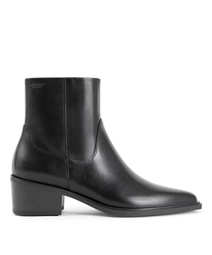 
<p>De Kelsey van Vagabond Shoemakers is een prachtig minimalistisch dameslaarsje met een subtiele knipoog naar western-stijl. Gemaakt van hoogwaardig zwart leer, straalt deze schoen tijdloze elegantie uit. De enkellaarsjes zijn voorzien van een puntige neus, wat zorgt voor een slanke en verfijnde look, perfect voor iedere gelegenheid.</p>
<p>Met een ritssluiting aan de zijkant trek je de Kelsey eenvoudig aan en uit. De decoratieve naden geven dit paar net dat beetje extra detail, zonder het minimalistische ontwerp te doorbreken. De gestroomlijnde blokhak van 40mm biedt de perfecte balans tussen stijl en comfort, zodat je ze de hele dag moeiteloos kunt dragen.</p>
<p>Deze damesschoenen passen bij vrijwel elke outfit, van casual jeans tot een meer geklede look. De leren voering en stevige hak zorgen ervoor dat je zowel comfort als een stijlvolle uitstraling hebt. Voeg een vleugje eigentijdse western-chic toe aan je schoenencollectie met de Kelsey enkellaarsjes van Vagabond Shoemakers!</p