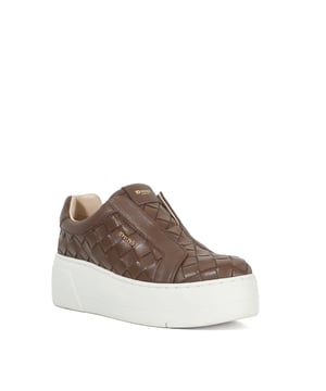 This signature Dune flatform profile has been updated with our new easy slip on pattern in leather weave, a key material of the season. Experience all-day wearability with full-length cushioning that adapts to your every move. Soft, breathable linings keep your feet cool and fresh, while lightweight, flexible soles and our specially designed insoles with increased padding make you feel like you are walking on air.