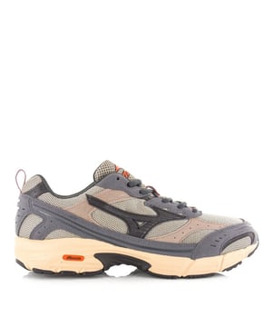 
<p>De Mizuno MXR is een veelzijdige en retro-geïnspireerde sneaker die perfect aansluit bij de huidige trends. Deze unisex sneakers in een stoere kaki tint zijn ontworpen voor wie houdt van comfort en stijl in één. Gemaakt van ademend mesh in combinatie met synthetisch suède leren overlays, bieden de schoenen een licht en duurzaam karakter met een uitgesproken look.</p>
<p>De MXR naam komt van de Maximizer lijn, een hardlooplijn die al jaren wordt aangeboden om Mizuno kwaliteit te leveren aan een breed publiek. Deze rijke historie is duidelijk terug te zien in het design. Het bovenwerk ademt een jaren 2000 vibe, waarbij eenvoudige materialen worden gecombineerd met dynamische accentdessins die de schoen een sportieve en nostalgische uitstraling geven.</p>
<p>De zool is geïnspireerd op de ontwerpen uit die tijd en is voorzien van een zachte, comfortabele tussenzool die demping en ondersteuning biedt bij elke stap. De all-over rubberen zool zorgt daarnaast voor grip en duurzaamheid, waar