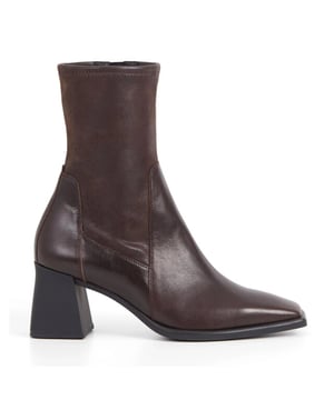 
<p>Maak kennis met de Hedda dameslaarzen van Vagabond Shoemakers, een stijlvolle keuze voor de moderne vrouw die op zoek is naar een mix van comfort en elegantie. Deze modieuze damesschoenen zijn uitgevoerd in prachtig bruin leer, waardoor ze een tijdloze uitstraling hebben. Het ontwerp is voorzien van een stretchy schacht gemaakt van hoogwaardig synthetisch leer, wat zorgt voor een perfecte, aansluitende pasvorm rond de kuit.</p>
<p>De Hedda laarzen hebben een trendy vierkante neus, die zorgt voor een moderne en chique look. De handige ritssluiting aan de zijkant maakt het eenvoudig om de laarzen aan en uit te trekken, terwijl de stevige blokhak van 7 cm niet alleen een elegante hoogte toevoegt, maar ook zorgt voor een comfortabele en stabiele loopervaring.</p>
<p>Deze laarzen passen moeiteloos bij verschillende outfits, van casual jeans tot chique jurken, en zijn perfect voor zowel dagelijks gebruik als speciale gelegenheden. Met de Hedda dameslaarzen van Vagabond Shoemakers kies je