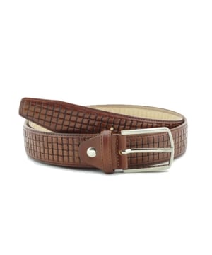 

     Artikel 1362 in kleur 03-Cognac Squared is een prachtige bruine riem, voor heren, van het merk Alpelle. De voering is leer. 
    
    