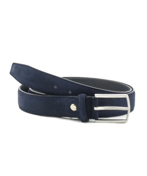

     Artikel 2356 in kleur 06-Mid Blue Suede is een prachtige blauwe riem, voor heren, van het merk Alpelle. De voering is leer. 
    
    