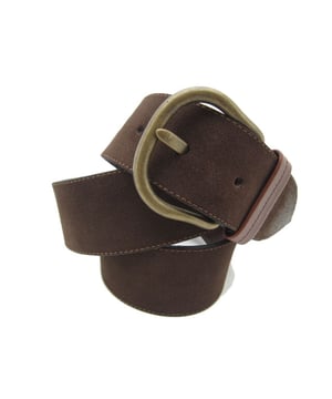 

     Artikel 2089 in kleur 7107-D Brown Suede is een prachtige bruine riem, voor heren, van het merk van Bommel. De voering is leer. 
    
    