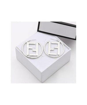 
Deze fantasy oorbellen in zilver zijn een absolute must-have voor elke modebewuste vrouw. Ze voegen een vleugje glamour toe aan elke look.

Elegant design: Perfect voor zowel dagelijks gebruik als een chique avondje uit.
Ook verkrijgbaar in goud: Kies de kleur die het beste bij je stijl past.
Afmetingen: 3.55 cm
Voeg een speelse, maar verfijnde uitstraling toe aan je outfit met deze prachtige oorbellen!