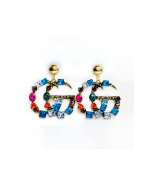 
Maak een statement met de Mary earrings! Deze grote, kleurrijke oorbellen zijn de perfecte accessoire om je outfit een opvallende en trendy twist te geven. Het ontwerp met levendige kleuren zorgt ervoor dat je altijd in de spotlight staat. Of je nu een casual look hebt of een chique avond uit, deze oorbellen voegen gegarandeerd de perfecte dosis flair toe.
Groot formaat voor een gedurfde look
Kleurrijk ontwerp dat opvalt
Ideaal voor zowel casual als chique gelegenheden
Prachtige afwerking die elke outfit compleet maakt
De Mary earrings zijn perfect voor de fashionista die van durf en stijl houdt!