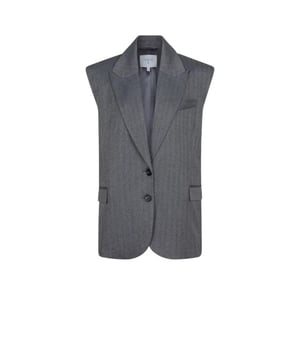 
Maak een statement met ons oversized gilet Avenue in de grijze kleur Graphite. Deze klassieke stijl met een moderne twist is single breasted en heeft een relaxte pasvorm. De sterke schouders met schoudervullingen zorgen ervoor dat je outfits opvallen. Draag het met de bijpassende herringbone broek, bustier en ons korte vest Salessy voor de ultieme gelaagde look.
• Oversized pasvorm
• Herringbone gilet
• Single breasted sluiting
• Grotendeels gerecycled materiaal
• Schoudervullingen
• Decoratieve klepzakken
• Split middenachter
• Voering: 100% polyester satijn stretch
• Onderdeel van een set
Material	34% viscose, 32% polyester, 31% recycled polyester, 3% elastaan