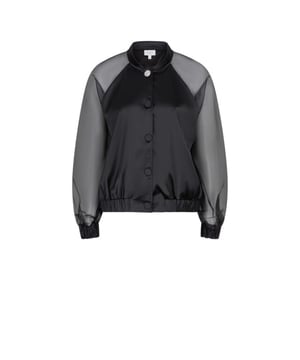 
Als je houdt van de combinatie van casual en chic, dan is onze Tullya bomber in zwart de perfecte keuze voor jou. Deze elegante bomber is gemaakt van satin-back crepe, met mouwen van organza. De bomber heeft een cropped pasvorm met een elastische zoom. De doorschijnende mouwen hebben ook elastische manchetten. De knopen aan de voorkant zijn bekleed met dezelfde stof, terwijl de bovenste knoop een decoratieve rhinestone knoop is.
• Bomberjack van organza en satijn
• Regular cropped fit met elastische onderzoom
• Raglan doorschijnende mouwen met elastische manchetten
• Decoratieve rhinestone knoop bij de kraag
• Twee zakken
• Satijnen crêpestof body
• Gecertificeerde gerecyclede polyesterblend
Material	65% recycled polyester, 23% polyester, 10% viscose, 2% elastaan