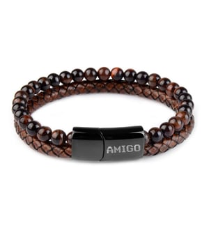 
<p>Amigo armband met verschillende bruine kralen gecombineerd met een bruine leren gevlochten armband. In samenwerking gemaakt met Tashi Factory. Deze Red Tiger Eye is handgemaakt van lava edelstenen in Nepal. De Amigo armband sluit je met een zeer fraaie sluiting met magneet.</p>
<p>Tashi Factory is opgezet in 2016, met als doel meer werkgelegenheid te creëren in Nepal. Tashi Factory staat voor een klein geluksfabriekje waar producten liefdevol met de hand worden gemaakt en waar niet alleen de lokale ondernemer in Nepal gelukkig van wordt door een eerlijke beloning, maar ook de ontvanger in Nederland met een prachtig product uit Nepal.</p>
<p><strong>Eigenschappen:</strong></p>
<ul classs="wmd-bullets">
<li><span>SKU:</span> 9120-06-13575</li>
<li><span>Merk:</span> Amigo</li>
<li><span>Hoofdkleur:</span> Bruin</li>
<li><span>Breedte:</span> Normaal</li>
<li><span>Uitneembare zool:</span> Nee</li>
</ul>
<p>Amigo is officieel verkooppunt voor producten van <a href="https://www.amigo.nl