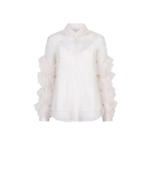 
De Piers blouse in Butter Cream is gemaakt van fijn tule polyester en gevoerd met zachte viscose voile. De klassieke overhemdvorm wordt aangevuld met gelaagde ruches langs de mouwen, wat zorgt voor een subtiel speels detail. Draag met de Taryn rok voor een verzorgde combinatie, of met je favoriete denim voor een eigentijdse twist. Deze blouse laat je stralen, waar je ook bent.
• Geruffeld tule shirt
• Zachte, sheer tule stof
• Klassieke overhemdkraag met knoopsluiting aan de voorkant
• Lange mouwen met 3D tule lagen
• Wordt geleverd met een bijpassende ondertop