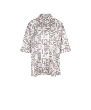 
Onze nieuwe favoriet is de Peju blouse in Butter Cream. Deze lange, relaxed blouse toont het DANTE6 logo-design op een frisse, nieuwe manier. De blouse is gemaakt van 100% gerecycled polyester met mechanical stretch. Draag deze zijdeachtige blouse met de bijpassende Teo broek of casual met een DANTE6 denim.
• Lang oversized shirt met monogram
• All-over jacquardprint met monogramlogo
• Knoopsluiting met overhemdkraag
• Borstzak
• Zijden look
• 100% gerecycled polyester met mechanische stretch
• Onderdeel van een set