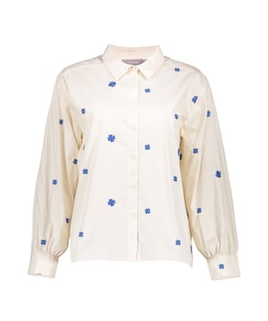 
GEISHA BLOUSE 43079-14 
100% KATOEN 
BLOUSE 
PLATTE KRAAG 
KNOOPSLUITING 
LANGE POFMOUWEN MET MANCHETTEN 
OFFWHITE, COBALT 
GEBORDUURDE BLOEMEN 
VALT RUIM VAN MAAT 
PRODUCTCODE: 43079-14