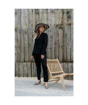 Zwarte blazer in linnen stretch met open details aan de mouw uit de collectie van Maicazz. Goed te combineren met de linnen broeken of rok uit de collectie maar natuurlijk ook erg leuk op een jeans.

  
 * Materiaal: 52% linnen, 46% viscose, 2% elasthane 
 * Knoopsluiting 
 * open detail aan mouwen 
 * Valt normaal 
 * Lange mouwen 
 * Kleur: zwart