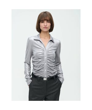 
Stap in elegantie met de Luisa Blouse uit de collectie van Jane Lushka, prachtig gemaakt van eco-poly versterkt met elastaan voor extra stretch en comfort.

 Productgegevens

  
 * Materiaal: 95% PLS 5% EA 
 * Gemaakt in Europa 
 * Sluiting: geknoopte voorkant 
 * Halslijn: V-hals 
 * Mouwen: slanke mouwen  Maat & pasvorm

  
 * Exact op maat 
 * Licht-elastische stof 
 * Slanke pasvorm 
 * Het model op de foto is 178cm-5'10" en draagt maat S.
