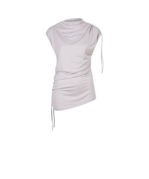 
De D6Elin is een asymmetrische top van een sandwashed modalmix.  Uniek door de interessante drapering die wordt gecreëerd door de trekkoorden op één schouder en op de tegenoverliggende zijnaad.  Het contrast tussen de nonchalante trekkoorden en de luxe vloeiende stof geeft deze top karakter.  Draag het met de D6Aesthetic broek en onze D6Ziya sandalen voor een totale Dante6-look. 
 •	Fitted
•	Sandwashed modal blend
•	Hoge halslijn
•	Asymmetrisch detail
•	Koord details
