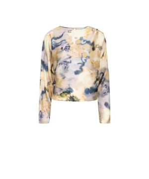 
Deze multicolour top met print van Danis is de perfecte top voor op kantoor en voor speciale gelegenheden. Deze veelkleurige print heeft een watercolour tie dye-effect. Het heeft lange vleermuismouwen, plooien langs de schoudernaden en een klein knoopje in de nek als sluiting. Het combineert heel goed met onze maxi denim rok Feral en onze enkellaarsjes Kaia.
• Getailleerde top met ronde hals
• Watercolour tie-dye print
• Gerecycled zijdezacht polyester
• Plooien op de schouder
• Lange vleermuismouwen
• Blinde ritssluiting aan de zijnaad
• Kleine knoop van dezelfde stof aan de achterkant van de halslijn
Material	100% recycled polyester