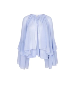 
De Baltimore blouse in Cloud Blue is een vrouwelijke toevoeging aan je garderobe. De soepele chiffon valt in zachte lagen rond het lichaam, met fijne plooien bij de hals en een strikkoord als subtiel detail. Dankzij de luchtige stof en ontspannen pasvorm is deze blouse ideaal voor warmere dagen. Draag met je favoriete Bella jeans voor een frisse, zomerse look.
• Romantische volant blouse van sheer chiffon
• Lange, wijde mouwen met ruches
• Striklint bij de hals voor een elegante vorm
• Verfijnde plooien