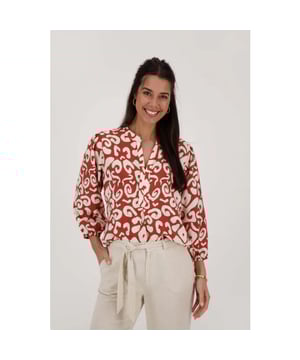 ZUSSS BLOUSE ORNAMENT PRINT CACAOBRUIN/ZAND

 Een Zusss blouse met ornament print is een echte musthave! Deze zand en cacaobruin gekleurde blouse heeft een V-hals. Deze vrolijke print is te combineren met verschillende kleuren zoals zand, wit en cacaobruin. Het dragen van deze blouse voel als een feestje! De top is gemaakt van 85% viscose en 15% polyamide.

 Materiaal: 85% viscose 15% polyamide

 Kleur: cacaobruin/zand

 Maatvoering: normaal
