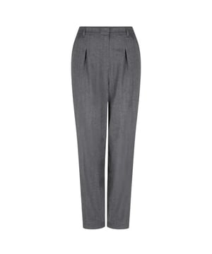 
Op zoek naar een nieuwe pantalon, dan hebben we de perfecte stijl voor je met ons model Dean in de grijze kleur Graphite. Deze klassieke herringbone broek heeft plooien voor, twee steekzakken en elastiek in de tailleband achter. Draag hem als pak met de bijpassende blazer Ceto voor een chique outfit of houd hem casual met een van onze gebreide stijlen.
• Tailored-fit, taps toelopende pasvorm
• Visgraat patroon
• Grotendeels gerecycled materiaal
• Elastische tailleband aan de achterkant
• Haak-en-oog sluiting met rits
• Twee zijzakken
• Decoratieve paspelzakken aan de achterkant
• Plooien op het bovenbeen
• Riemlussen met sierdetail
• Voering: 100% polyester satijn stretch
• Onderdeel van een set
Material	34% viscose, 32% polyester, 31% recycled polyester, 3% elastaan