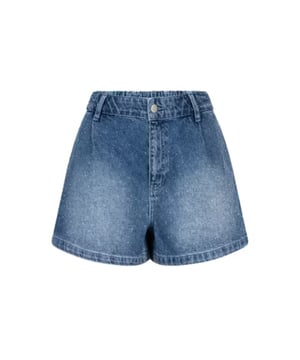 
De perfecte denim zomershort? Dat is onze Flynn in Vintage Blue. Deze shorts zijn gemaakt van een gerecyclede katoenmix en hebben een elastische tailleband aan de achterkant voor extra comfort. Het ontwerp springt eruit dankzij de strass-versierde, gewassen denim die zorgt voor een opvallende, vrouwelijke touch. Combineer met de Yoko ajour trui en onze Shay leopard slingback pumps voor een stijlvolle, zomerse look.
• Denim shorts met strassdetails
• Gewassen denim met transparante strassversiering
• Knoop- en ritssluiting
• Elastische tailleband aan de achterkant
• Riemlussen en vier zakken
• Leren signature patch
• Gerecyclede katoenmix