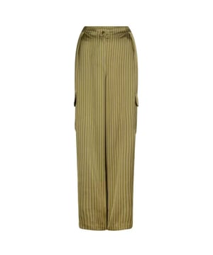 
Kies voor een nieuwe luxueuze casual cargobroek met D6Harlow in het groen.  Deze satijnen strepenbroek belichaamt luxe, comfort en stijl.  Maak de look compleet met het bijpassende overhemd D6Louda en pumps D6Walston voor een modieus statement. 
 •	Reguliere pasvorm, mid waist 
•	Gerecycled zijde/polyester met mechanische stretch
•	100% gerecycled polyester
•	
Elastische tailleband aan de achterkant
•	3 zakken, (2 voor, 1 op het been)
•	Knoop- en ritssluiting
•	Strepen stof
•	Material	100% recycled polyester