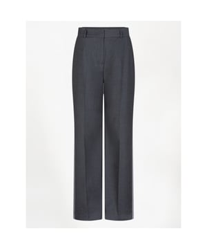 
Een stijlvolle grijze broek is een echte essential – zoals onze Gomo stijl in Granite Grey Mélange. Deze elegante broek is gemaakt van een moderne tailoring-mix. De rechte, wijde pijpen en scherpe persplooi zorgen voor een look die zowel eigentijds als tijdloos is. Jouw nieuwe favoriete item voor op kantoor én daarbuiten.
• Wide leg broek van pakstof
• Melangelook
• Tailleband met verstelbaar knoopdetail
• Geperste vouw langs de benen
• Haak- en oogsluiting met riemlussen
• Steekzakken opzij en klepzakken aan de achterkant
• Onderdeel van een set
• Het model op de foto is 1,78 m lang en draagt onze maat 36
Material	69% polyester, 29% viscose, 2% elastaan