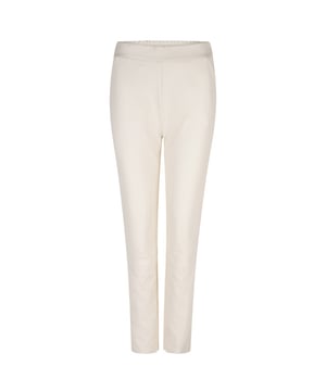 
De crèmekleurige Lebon faux broek is onze favoriete vegan leren broek. Het faux leer heeft een wassing gekregen waardoor het super zacht aanvoelt, en oogt als echt leer. Dit model heeft een elastische tailleband voor extra comfort, twee zijzakken en een rits in de taille. De details op de broek zijn minimalistisch. Combineer met een mooie top of trui en varieer tussen sneakers of hakken. Deze broek is eindeloos te combineren.  
 •	Mid-rise model
•	Elastische tailleband met ritssluiting
•	Twee zijzakken
•	Kleine zijsplitjes aan de enkels