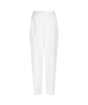 
De perfecte klassieke broek die comfort met stijl combineert, is onze D6Mimou.  De broek heeft zakken in de zijnaad en voor extra comfort elastiek aan de achterkant van de tailleband.  Draag deze broek zowel binnen als buiten het kantoor en je bent altijd goed gekleed. 
 •	Rechte pasvorm 
•	Crêpe met een satijnzachte achterzijde

•	Gedeeltelijk gerecycled polyester
•	
Plooien middenvoor op de pijpen
•	Blinde zakken aan de zijkanten
•	Knoop- en ritssluiting
•	De tailleband aan de achterkant is elastisch