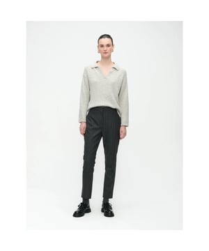 
Ans Broek: De Ans-broek uit de collectie van Jane Lushka is gemaakt van polyviscose met een witte lijnstructuur. Hij heeft een klassieke, tijdloze pasvorm en biedt comfort en stijl voor elke gelegenheid.

 Productgegevens

  
 *     Materiaal: 64%PES 34%VIS 2%EL 
 *     Gemaakt in Europa 
 *     Sluiting: gulp met rits, haaksluiting 
 *     Riemlussen 
 *     Zakken: zijzakken met split, achterzakken  Maat & pasvorm

  
 *     Maatvast 
 *     Licht rekbare stof 
 *     Rechte pijp 
 *     Zit laag op de heupen 
 *     Het model op de foto is 178cm-5'10" en draagt maat S.