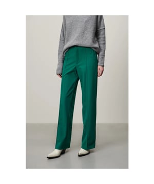 
De Tamar-broek van hoogwaardig, ademend en lichtgewicht technisch jersey uit de collectie van Jane Lushka is een meesterwerk van moeiteloze elegantie. De rechte pijpen en licht getailleerde pasvorm zorgen voor een flatterend silhouet. Het opvallende kenmerk van de Tamar Pants is de geperste vouw, die een vleugje verfijning en glans aan uw outfit toevoegt. Ervaar comfort en verfijning met de Tamar Pants, de perfecte keuze voor een verhoogde alledaagse stijl. Het model is 1,79 cm lang en draagt maat S.

  
 * Zacht 
 * Rekbaar 
 * Kreukvrij 
 * Licht getailleerde pasvorm 
 * Geperste vouw 
 * Materiaal: 73%Poliamide+27%Elastan (LYCRA) 
 * Gemaakt in Europa