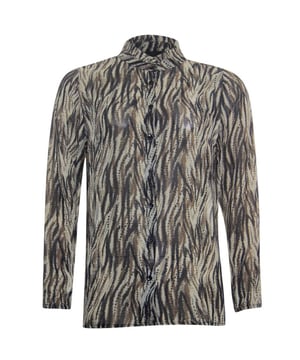 
POOOLS BLOUSE 233229 B3400 
100% VISCOSE 
BLOUSE 
OPSTAANDE RUFFLE NEK 
KNOOPSLUITING 
LANGE MOUWEN MET ELASTISCHE CUFFS 
CHIFFON SEMI DOORSCHIJNEND 
ANIMAL DESIGN 
SAND, TAUPE EN ZWART 
VALT NORMAAL VAN MAAT 
PRODUCTCODE: 233229