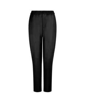 
Op zoek naar een nieuw paar coole chino's? Onze faux leren chino Geza in zwart is precies wat je nodig hebt. Deze relaxte broek heeft een comfortabele elastische tailleband en twee zakken. Draag hem met een van onze nieuwe gedrapeerde tops zoals Vynce voor de perfecte outfit, zowel naar kantoor als voor een dinerdate.
• Mid-rise stretch chino van kunstleer
• Elastische tailleband
• Twee voorzakken
• Decoratieve paspelzakken aan de achterkant
• Horizontale naad op de benen
Material	100% polyurethaan