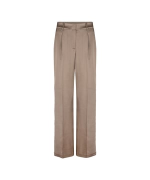 
De perfecte smart pants? Dat is onze Jules in Stone. Deze wide leg broek is gemaakt van 100% gerecycled materiaal met mechanische stretch. De elastische tailleband aan de achterkant zorgt voor extra draagcomfort. De plooien aan de voorkant en de satijnlook geven dit item een verfijnde uitstraling. Combineer met de bijpassende top Roam voor een sensuele, chique summer look.
• Lange wide leg broek
• 100% gerecycled materiaal
• Elastische tailleband aan de achterkant
• Plooidetail op het bovenbeen, persvouw langs de benen
• Haak- en oogsluiting met rits
• Twee steekzakken aan de voorkant
• Decoratieve paspelzakken aan de achterkant
• Riemlussen