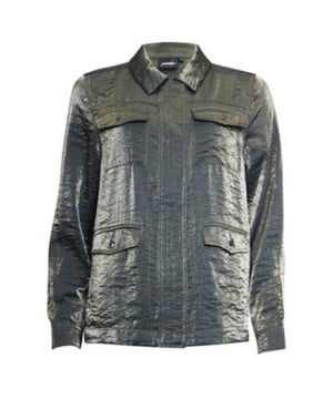 
POOOLS SHINY JACKET 433177-DARK OLIVE 
78% VISCOSE, 22% POLYAMIDE 
JACKET 
PLATTE KRAAG 
LANGE MOUWEN MET MANCHETTEN 
BLINDE RITS EN DRUKKERSSLUITING 
OPGESTIKTE KLEPZAKKEN MET DRUKKERSLUITING 
RECHT VALLEND 
ONGEVOERD 
VALT NORMAAL VAN MAAT 
PRODUCTCODE: 433177-DARK OLIVE