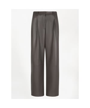 
Onze wide-leg broek Jules Faux in Antique Grey is ontworpen om elke outfit naar een hoger niveau te tillen. Gemaakt van hoogwaardig faux leather met een gladde, gecoate finish die zorgt voor een subtiele, verfijnde uitstraling. De scherpe vouw en de geplooide details geven de broek een elegante, doordachte pasvorm. De elastische tailleband aan de achterkant garandeert zowel comfort als stijl. Draag met een bijpassende Dante6 knit voor een strakke ton-sur-ton look.
• Wide leg broek van kunstleer
• Gladde coating met subtiele glans
• Haak- en oogsluiting met ritssluiting
• Elastische tailleband aan de achterkant
• Plooi op het bovenbeen, geperste vouw langs de benen
• Twee steekzakken aan de voorkant
• Decoratieve paspelzakken aan de achterkant
• Riemlussen
• Het model op de foto is 1,78 m lang en draagt onze maat 36