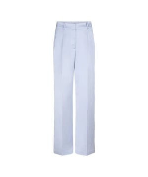 
Onze Jules broek in Cloud Blue is een stijlvolle essential met een relaxte fit. Gemaakt van 100% gerecycled materiaal met mechanische stretch, en afgewerkt met een elastische tailleband aan de achterkant voor extra comfort. De plooien aan de voorkant en de subtiele satijnglans geven de broek een verfijnde look. Combineer met de bijpassende Roam top voor een chique, zomerse set met een vrouwelijke twist.
• Lange broek met wijde pijpen
• 100% gerecycled materiaal
• Elastische tailleband aan de achterkant
• Plooidetail op het bovenbeen, persvouw langs de benen
• Haak- en oogsluiting met rits
• Twee steekzakken aan de voorkant
• Decoratieve paspelzakken aan de achterkant
• Riemlussen