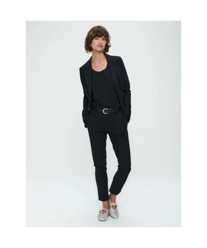 
Verhoog je garderobe met de Dalas Pants uit de collectie van Jane Lushka. Met zijn rechte pijpen en iets wijdere pasvorm combineert hij moeiteloos verfijning en gemak. Het belangrijkste kenmerk van de Dalas Pants is de dubbele sluiting, versierd met gepersonaliseerde JL-knopen die een prachtig vleugje exclusiviteit toevoegen. Dit unieke detail voegt een vleugje elegantie toe en stelt je in staat om je individuele stijl te laten zien. Het model is 1,79 cm lang en draagt maat S.

  
 *     Middelhoge taille 
 *     Sluiting met twee knopen en ritssluiting middenvoor 
 *     Verticaal geplaatste steekzakken voor 
 *     Decoratieve paspelzakken achter 
 *     Half-sluitende pasvorm 
 *     Materiaal: 74%Polyamide+26%Elastan (travelkwaliteit) 
 *     Gemaakt in Europa