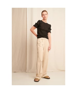 
Dit item uit de collectie van Jane Lushka is gemaakt van een zeer ademende, lichte, elastische Technical Jersey, wat zorgt voor perfecte bewegingsvrijheid, comfort en langdurig draagcomfort. Heerlijk comfortabel is deze losvallende broek. Ook met warme dagen.

  
 * Rekbaar 
 * Zacht 
 * Ademend 
 * Steekzakken 
 * dunne zwarte bies aan zijnaad 
 * UV bescherming 
 * Antibacterieel 
 * Snel drogen