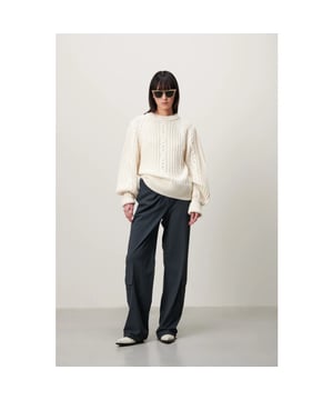 
Introductie van de "Vella Pants" - een fusie van rustieke elegantie en hedendaagse stijl. Deze broek uit de collectie van Jane Lushka is vakkundig gemaakt van hoogwaardige, ademende en lichtgewicht Technical Jersey-stof, die garant staat voor ongeëvenaard comfort. Met een oversized pasvorm en een lage taille bieden ze een ontspannen en modern silhouet. Het onderscheidende kenmerk van de Vella Pants zijn de zijzakken onder aan het been, die een vleugje uniciteit aan het ontwerp toevoegen. Met zijn cargo-esthetiek combineert deze broek functionaliteit met een fashion-forward randje. Het model is 1,79 cm lang en draagt maat S.

  
 * Zacht 
 * Duurzaam 
 * Oversized pasvorm 
 * Cargo esthetiek 
 * Zijzakken onderaan 
 * Materiaal: 73%Poliamide+27%Elastan (LYCRA) 
 * Gemaakt in Europa