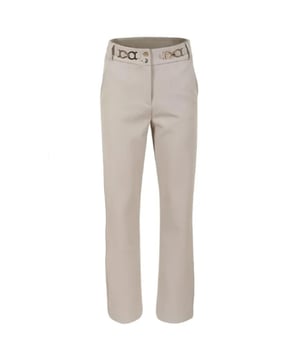 
ZIZO NOAH PANTS SAND 
60% POLYAMIDE, 30% VISCOSE, 10% ELASTAAN 
BROEK 
TAILLEBAND MET LUSSEN 
DUBBELE KNOOP EN RITSSLUITING 
STEEKZAKKEN 
METALEN DETAILS OP DE TAILLEBAND 
FAKE KLEPZAKKEN ACHTERZIJDE 
RECHT VALLENDE BROEKSPIJPEN 
SAND 
VALT NORMAAL OP MAAT 
PRODUCTCODE: NOAH-SAND