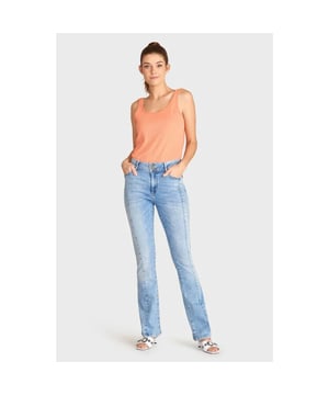 
Deze top uit de collectie van Maicazz is een stijlvolle en praktische toevoeging aan elke garderobe. Deze top straalt een zomerse flair uit en is perfect voor warmere dagen of als laagje onder een jasje of vest.

   
 * Kleur: zwart 
 * Materiaal: 
 * mouwloos 
 * Basic 
 * Valt normaal